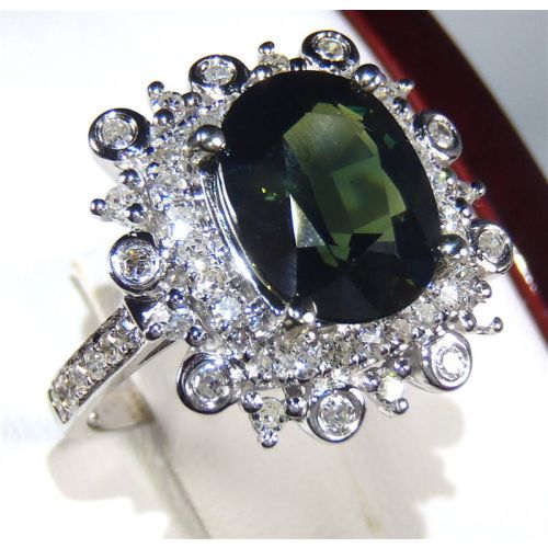 Green sapphire Oval cut and diamond ring