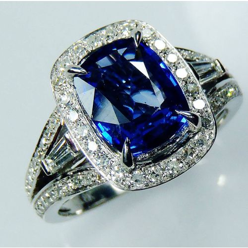2.20 tcw Blue sapphire ring 